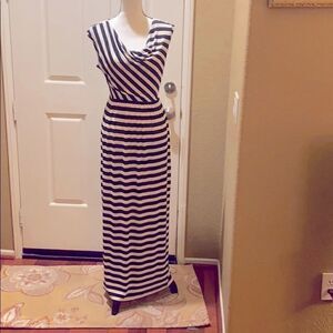 𝅺Enfocus Studio - Black/White Draped Neck Dress